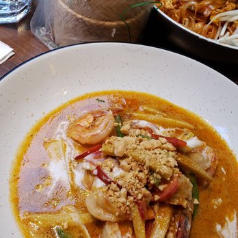 Bien Bien - Shrimp with red curry and coconut sauce w a side of sticky rice to soak up all the yumminess. - Thai Near Me - Paris, 75 Bien Bien - Shrimp with red curry and coconut sauce w a side of sticky rice to soak up all the yumminess. - Thai Near Me - Paris, 75