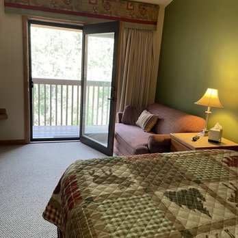 Ponderosa Lodge - Living room and deck - Hotels Near Me - Estes Park, Colorado