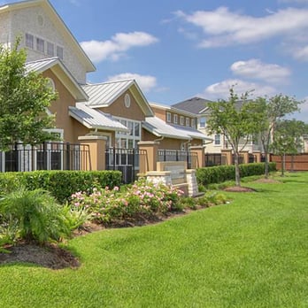 Beyond General Construction - a row of townhouses with landscaping - Painters Near Me - Pasadena, Texas Beyond General Construction - a row of townhouses with landscaping - Painters Near Me - Pasadena, Texas