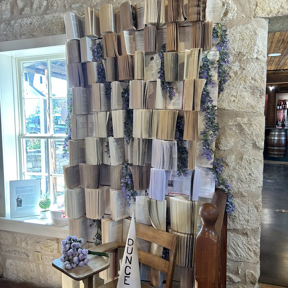 Barelle Vineyards - Wine Tasting Room Near Me - Fredericksburg, Texas