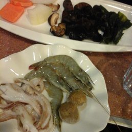 Crevettes, calamars, boulettes de poisson, kelp, champigons, radis et patate douce Crevettes, calamars, boulettes de poisson, kelp, champigons, radis et patate douce