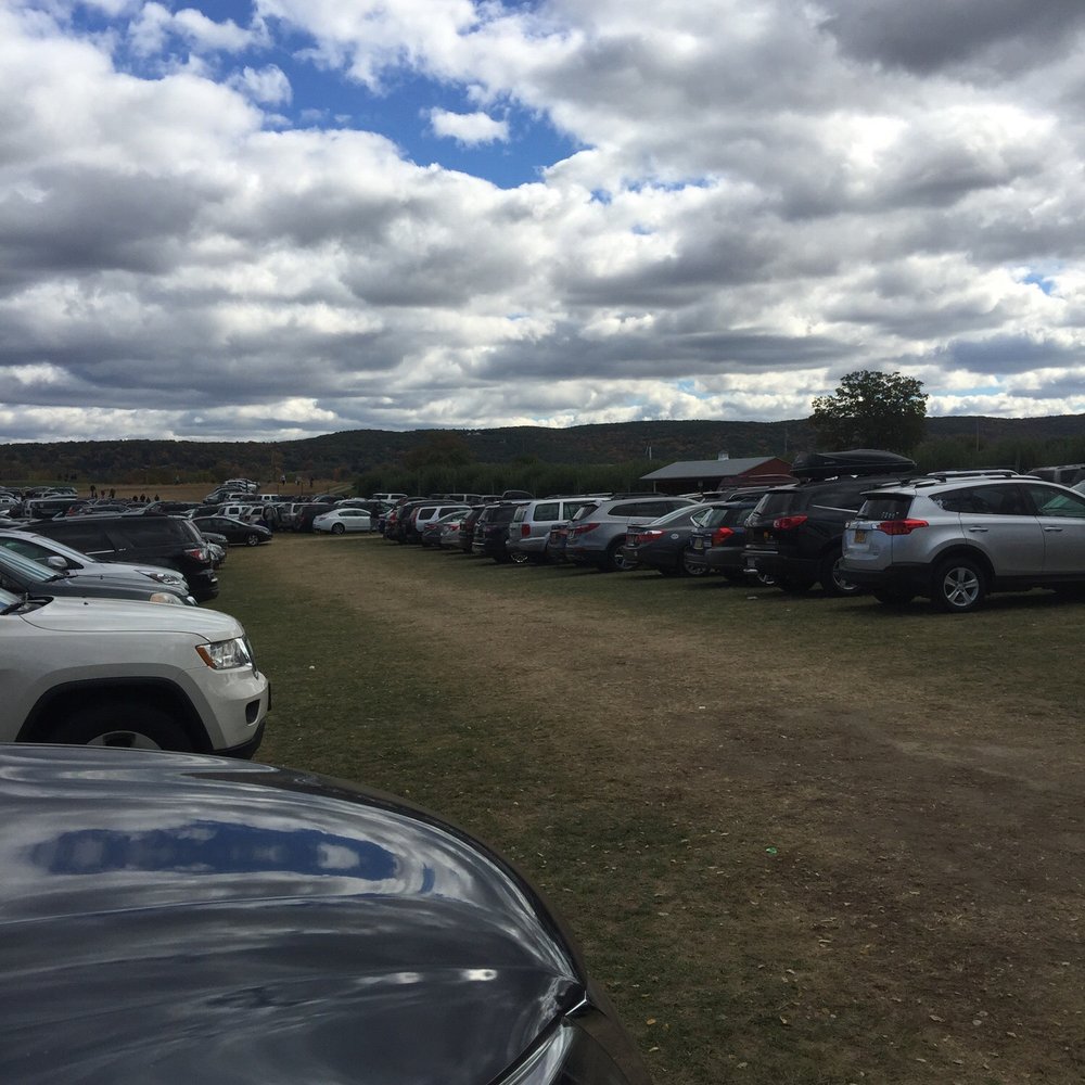 Barton Orchards - Parking lot - Farmers Market Near Me - Poughquag, New York