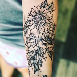 Tattooed in the wild studio - Flowers by Gabby