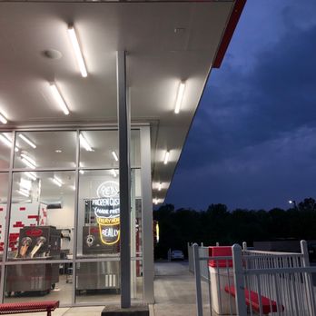 Andy’s Custard - Clean outdoor area - Ice Cream & Frozen Yogurt Near Me - Waxhaw, North Carolina