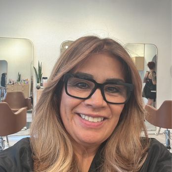 Leslie Natalie - Aki recién me hizo mi color ! Me encantó vean lo lindo que se ve !!!! - Hair Stylists Near Me - Los Angeles, California Leslie Natalie - Aki recién me hizo mi color ! Me encantó vean lo lindo que se ve !!!! - Hair Stylists Near Me - Los Angeles, California