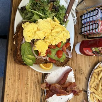 Z Cafe - Avocado Toaat - Breakfast & Brunch Near Me - Bonsall, California