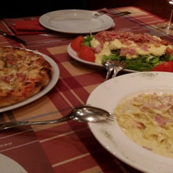 Gepetto Centro - Pizza barbacoa, ensalada de pollo y unos tagliari a la carbonara.