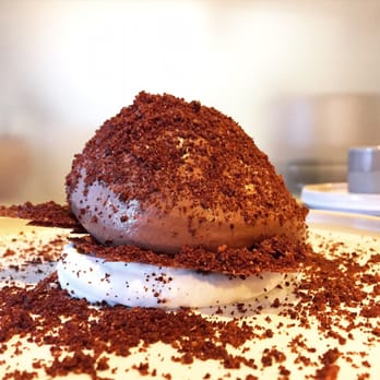 Le Kitchen Café - Mousse de chocolat aérienne, cacao croquant, chocolat blanc au thé fumé, glace pistache : l'extase totale ! - French Near Me - Lyon, 69