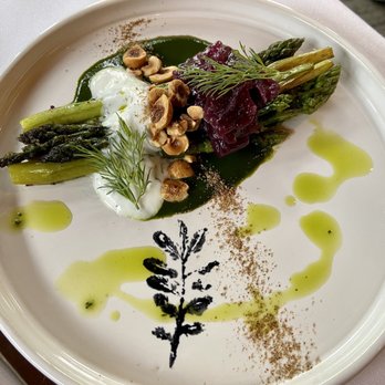 La Traite - Quebec asparagus with red onions, hazelnuts, yogurt sauce - French Near Me - Quebec City, Quebec