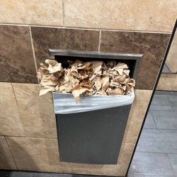 Sheetz - Overflowing trashcan