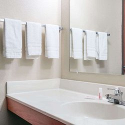 Super 8 by Wyndham Milaca - Guest room bath