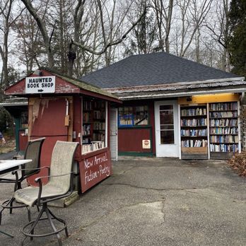 The Book Barn - Used Bookstore Near Me - Niantic, Connecticut