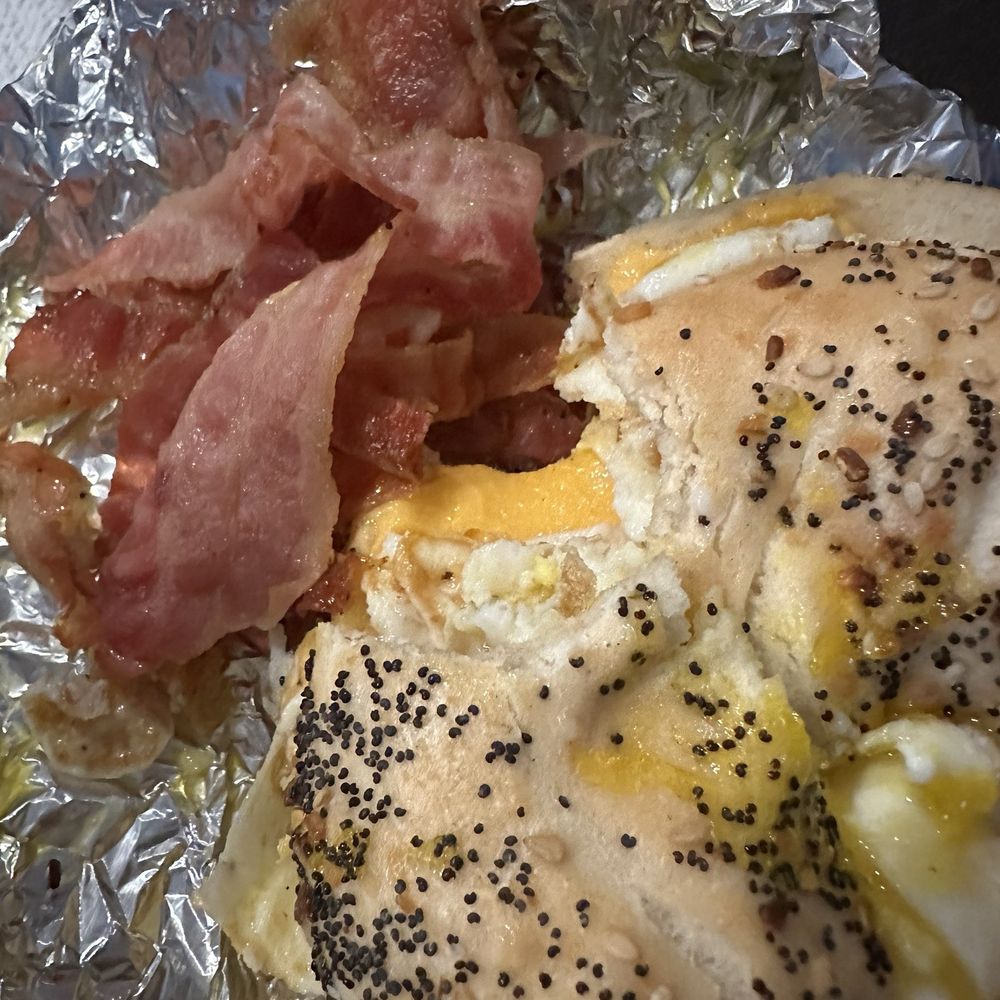 Raw bacon on the side. Whole sandwich is garbage now Raw bacon on the side. Whole sandwich is garbage now