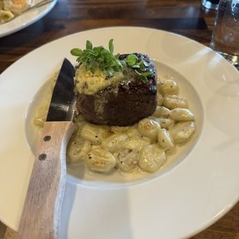 R Wine Bar & Kitchen - Wine Bars Near Me - Sioux Falls, South Dakota