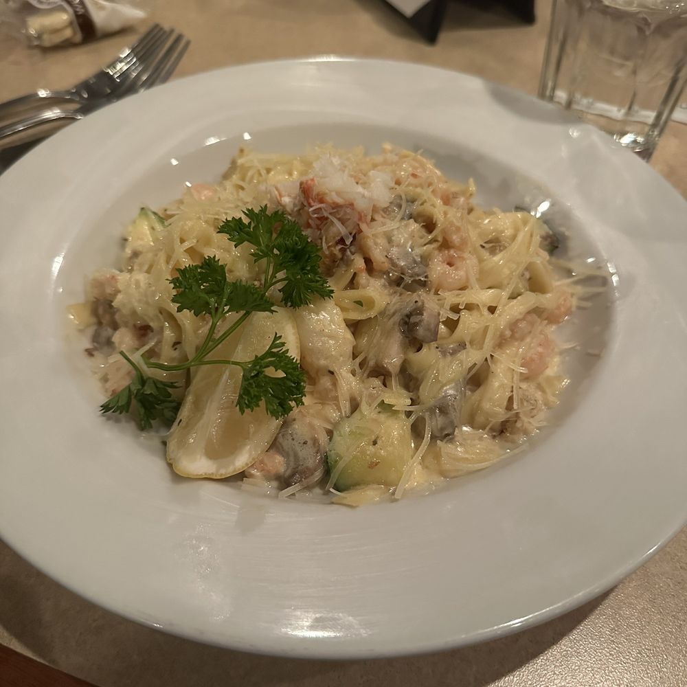 Chinook's - Dungeness Crab & Shrimp Fettuccine - Seafood Near Me - Seattle, Washington