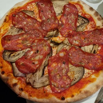La Luce Due - Pizza Salami und Auberginen - Italian Near Me - Dusseldorf, NW La Luce Due - Pizza Salami und Auberginen - Italian Near Me - Dusseldorf, NW