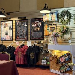 Barleens Dinner Show - The gift shop