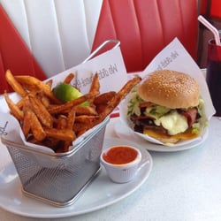 Eddie Rocket's - Classic diner, good food!