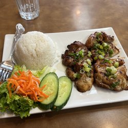 Le's Pho Tai and Sandwiches - Grilled chicken rice plate