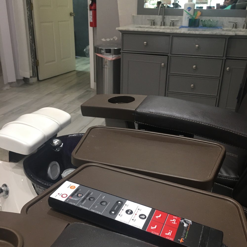 Happy Nails and Spa  - Seats are quite close - Nail Salons Near Me - Odessa, Florida