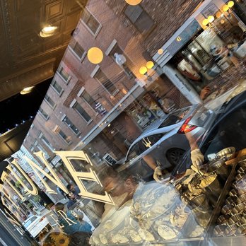 Neptune Oyster - Preparing oyster. - Seafood Near Me - Boston, Massachusetts Neptune Oyster - Preparing oyster. - Seafood Near Me - Boston, Massachusetts