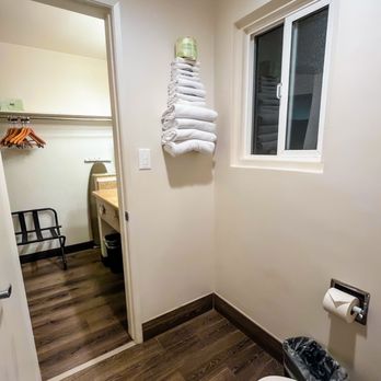 Alpine Inn - Bathroom - Hotels Near Me - Anaheim, California Alpine Inn - Bathroom - Hotels Near Me - Anaheim, California