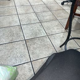 Dirty floors & botched service Dirty floors & botched service