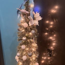 Narwhal's Crafted - Decorated lovely for Christmas! I felt the warmth of the holiday season when I walked in!