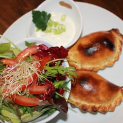 El Comedor - Empanas de verdura con ensalada de hojas y dip de Joghurt a las finas hierbas, oder Gemüse Teigtasche, kl. Blattsalat und Joghurt Dip
