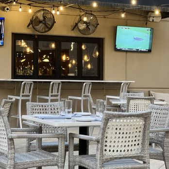 Tre Luna Bar and Kitchen - Outdoor seating and bar area - Italian Near Me - Hoover, Alabama