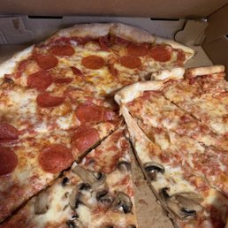 Mushroom pizza, pepperoni pizza and plain slice. Sausage pepper pizza was good too.
