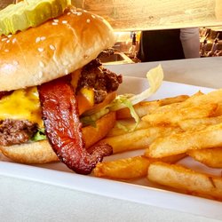 Natty Oaks Pub & Eatery - Smashcan Burger with bacon, lettuce, tomato
