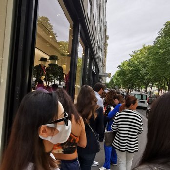 Chanel - Queuing before opening...... - Women's Clothing Near Me - Paris, 75 Chanel - Queuing before opening...... - Women's Clothing Near Me - Paris, 75