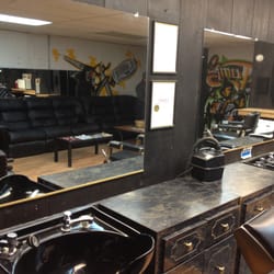 Tumi's Allstar Barbershop - Counter top view of Barber's station.