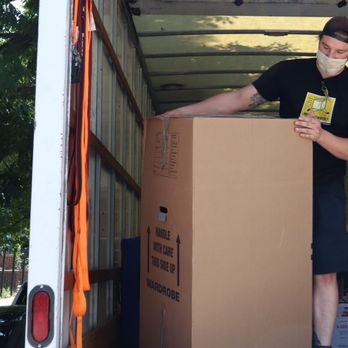 SavePro Movers - Guy with box  Mover with a mask. - Movers Near Me - Los Angeles, California