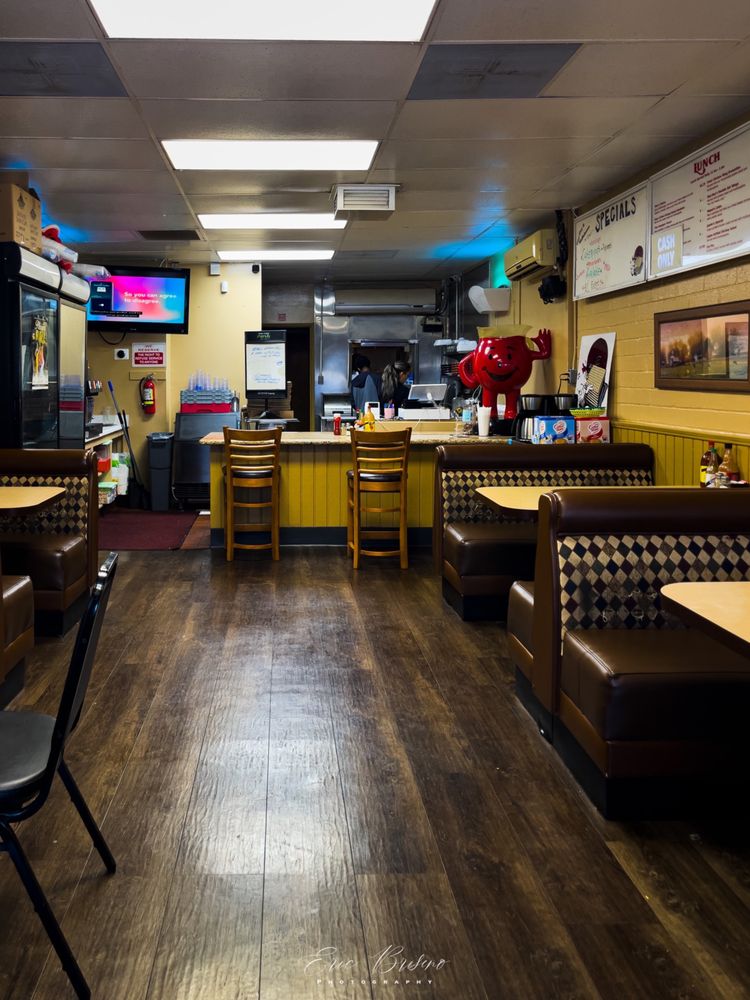 Day Day's BBQ & Waffle House