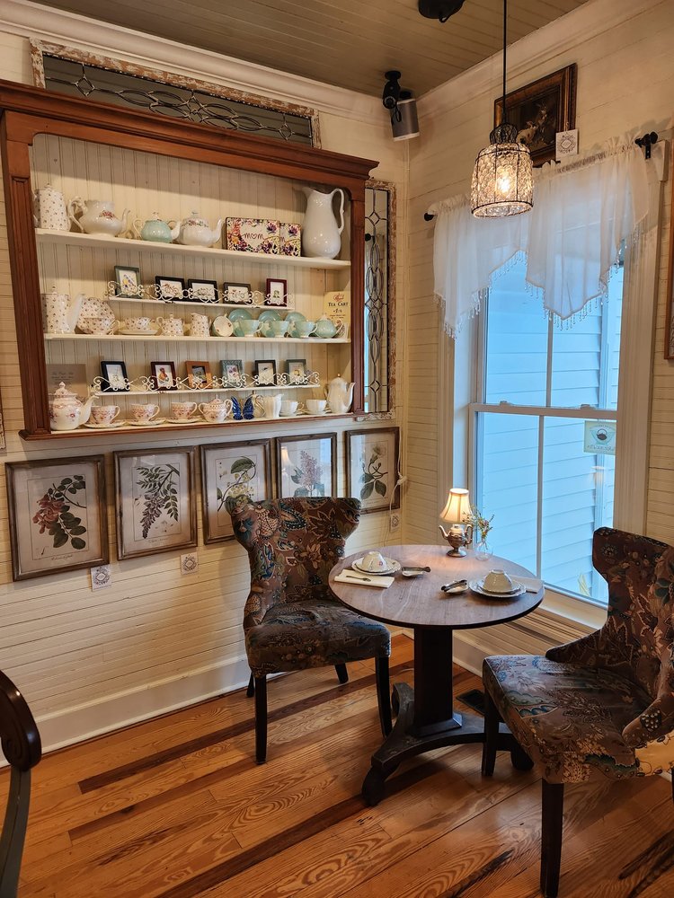 Draper Blooms Tea Garden & Sipping Apothecary Logo