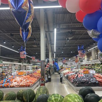 Pete's Fresh Market - Fruits & veg area decorated for 4th of July! - Grocery Near Me - Lemont, Illinois