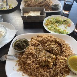 Bahar - Qabuli Polo (brauner basmati Reis mit lammhaxe und gedünsteten Spinat)