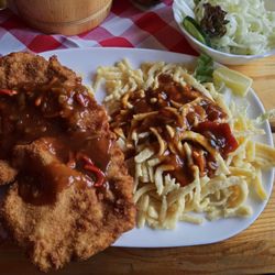 Schnitzelhütte - Halbes Schweinschnitzel mit Spätzle und Zigeunersoße
