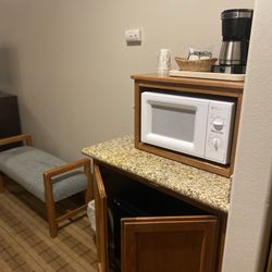 Truckee Donner Lodge - Mini fridge, microwave and coffee maker