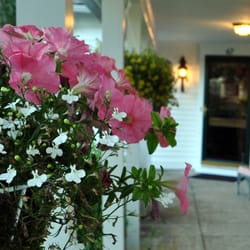 Stone Throw Cottage Inn - Front porch flowers