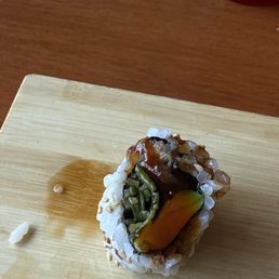 sushi roll (eel, avacado, cucumber) sushi roll (eel, avacado, cucumber)