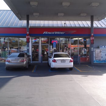 Raceway 919 - two cars parked in front of a gas station - Convenience Stores Near Me - Harvey, Louisiana