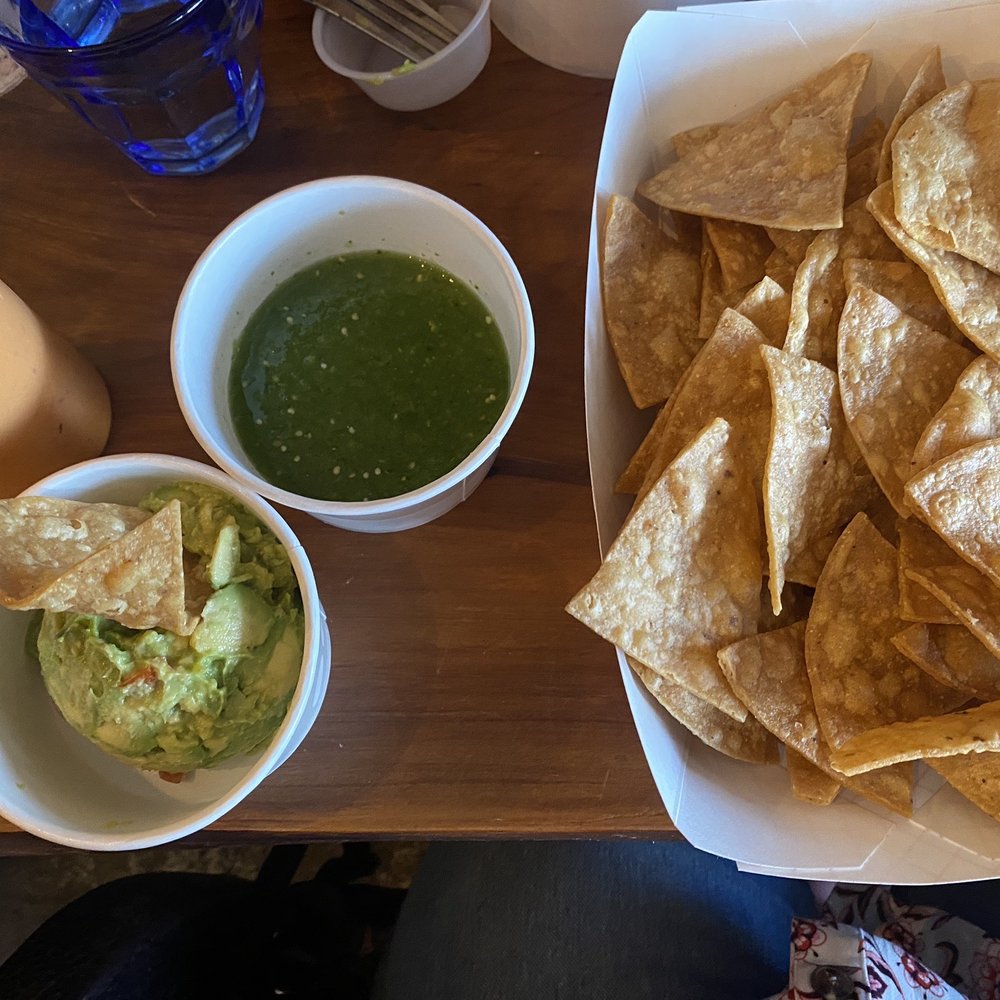 Las Almas Rotas - Chips, guacamole and salsa - Cocktail Bars Near Me - Dallas, Texas