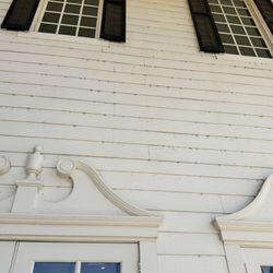The Milestone Mansion Aubrey - Needs a serious power wash