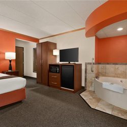 AmericInn by Wyndham Virginia - Guest room