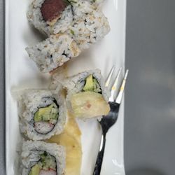 The Dojo - California roll and spicy tuna