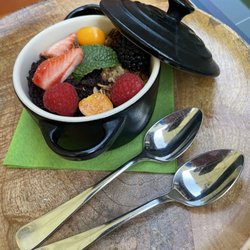 Hotel Krone - Vanillecreme mit Crumble und Früchten