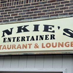 Unkie's Entertainer - Signage.